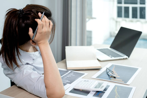 Mulheres de negócios estão cansadas de trabalhar em casa, analisar o gráfico com laptop no escritório para definir metas de negócios desafiadoras e planejamento para alcançar o novo alvo. - Foto, Imagem