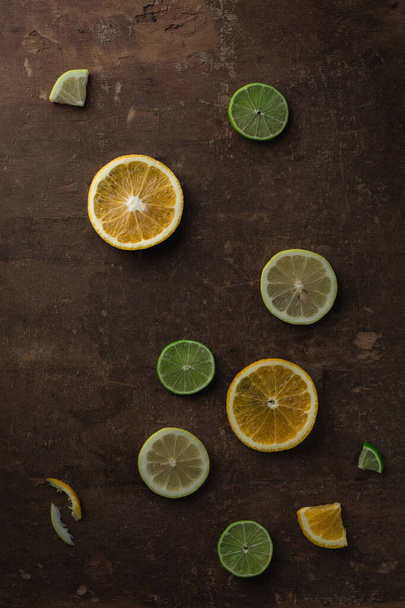 Portakal, Limon ve Limon Grunge Tahta Masasında Dilimler - Fotoğraf, Görsel