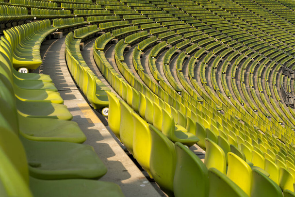 Много бесконечных рядов роскошных стульев на стадионе - Фото, изображение