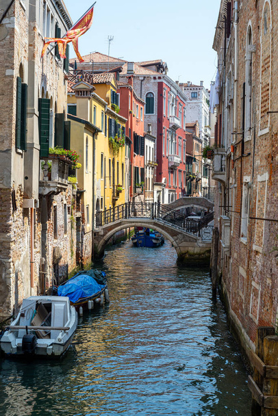 Pequeño canal en el casco antiguo de Venecia, Italia - Foto, imagen