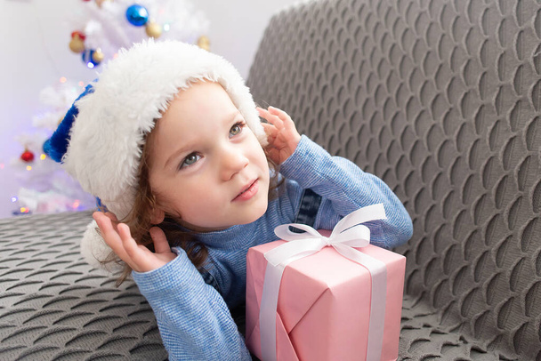 šťastná holčička s dárkem k Vánocům - Fotografie, Obrázek