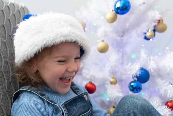 Happy little girl śmieje się w domu na Boże Narodzenie - Zdjęcie, obraz