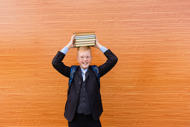 l'écolier heureux tient beaucoup de livres - Photo, image