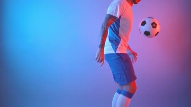 futbolista europeo profesional haciendo malabares en colorfull studio - Imágenes, Vídeo