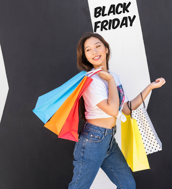 una ragazza con borse colorate che è andato a fare shopping - Foto, immagini
