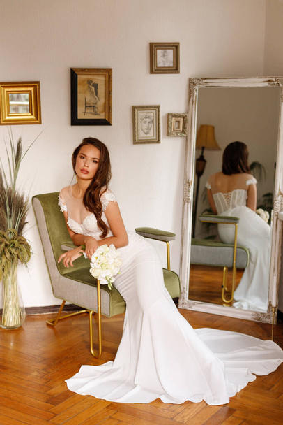 bride in an elegant dress in the apartment in the morning - Foto, afbeelding