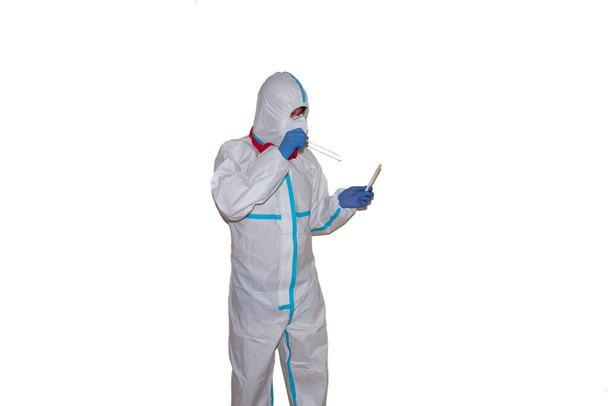 médico com equipamento de proteção contra coronavírus em um fundo branco - Foto, Imagem