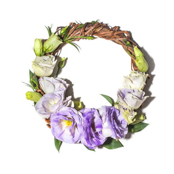 Corona de flores de eustoma aisladas sobre un fondo blanco - Foto, Imagen