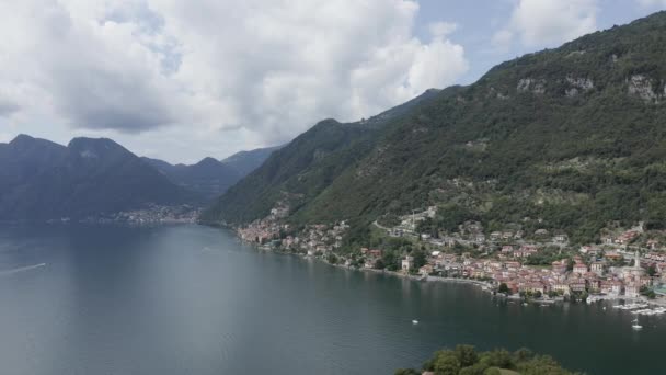 Vista aérea da Sala Comacina, pequena cidade do Lago Como, paisagem da Ilha Comacina, Itália.  - Filmagem, Vídeo