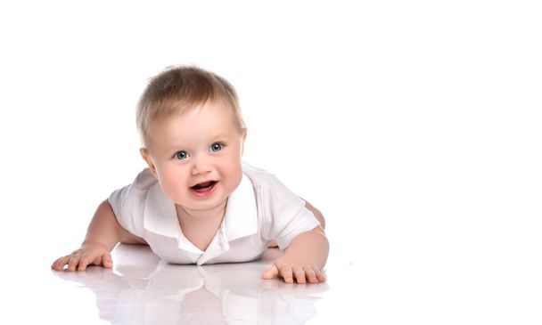 Smiling baby boy crawls on all fours and laughs out loud. - Foto, imagen