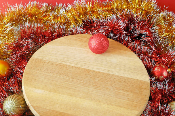 Holzhintergrund mit Kugeln und Dekoration mit Kopierraum, frohe Weihnachten und frohes neues Jahr Konzept - Foto, Bild