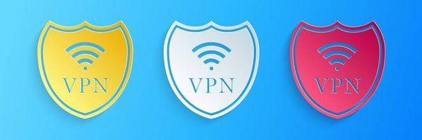 Scudo di taglio carta con icona della rete internet wireless VPN e WiFi isolata su sfondo blu. VPN protegge la sicurezza. Rete privata virtuale per la sicurezza. Stile cartaceo. Vettore. - Vettoriali, immagini