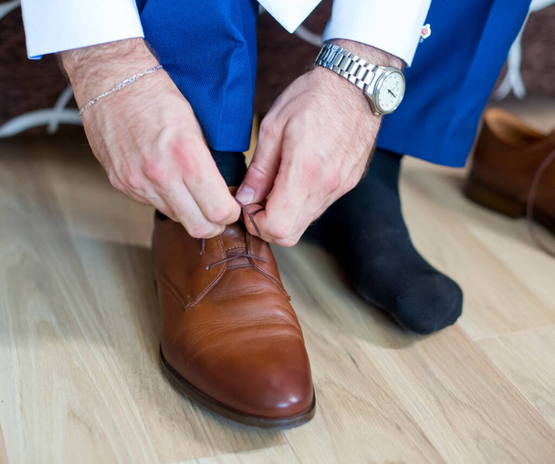 Business man knot shoe lace indoor - Foto, Imagen