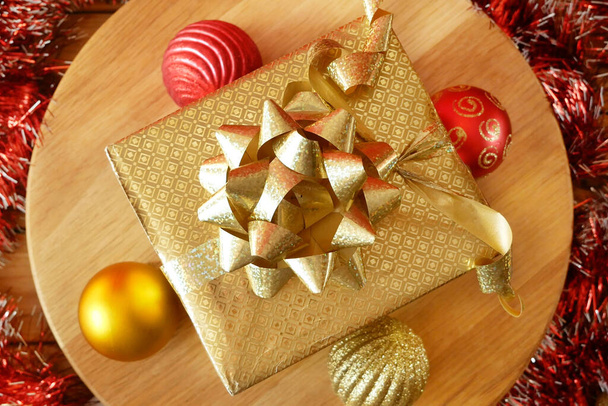 grote geschenkdoos met lint strik, vrolijk chirtmas en gelukkig nieuwjaar concept, closeup - Foto, afbeelding