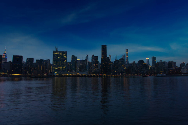 Панорама Нью-Йорка с видом на Манхэттен над Ист-Ривер в непосредственной близости - Фото, изображение