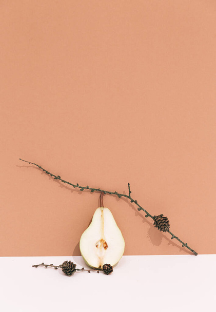 Muoti Asetelma kohtaus tuoreita päärynöitä. Minimalistiset yksityiskohdat esteettinen. Ekoelämää. Trendikäs beige pastellivärit - Valokuva, kuva