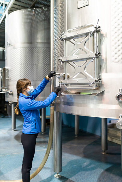 nuori naispuolinen teknikko, joka tarkastaa viininäytteiden puhtauden ja ph-arvon viinikellarin laboratoriossa - Valokuva, kuva