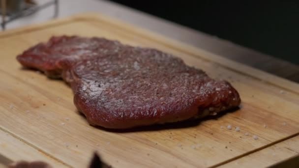 Profesionální šéfkuchař papriky maso filet steak z ruční mlýn na pepř, zblízka zpomalit. - Záběry, video
