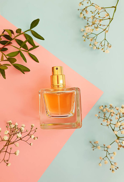 bottle perfume flower on a colored background - Foto, Imagem