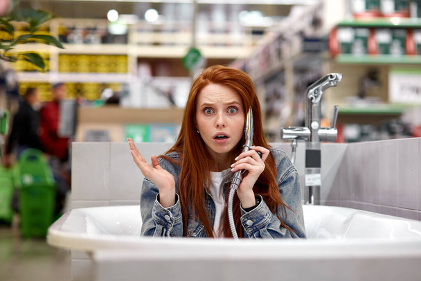 beautiful redhead woman have fun in bath in store - Foto, immagini