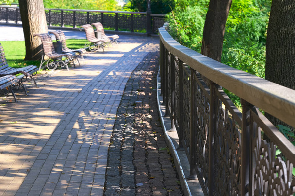 Όμορφο πάρκο cityscape με διάδρομο, φθινόπωρο φωτεινή ημέρα, κοντινό πλάνο - Φωτογραφία, εικόνα