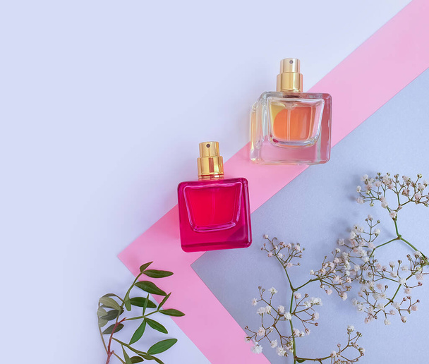bottle perfume flower on a colored background - Foto, Imagen
