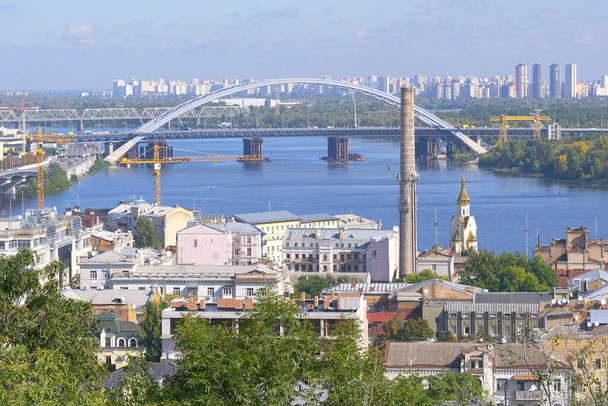 Vue de la rivière Dniepr et des quartiers résidentiels de Kiev depuis la rive droite de la ville de Kiev, Ukraine, 28 septembre 2020 - Photo, image