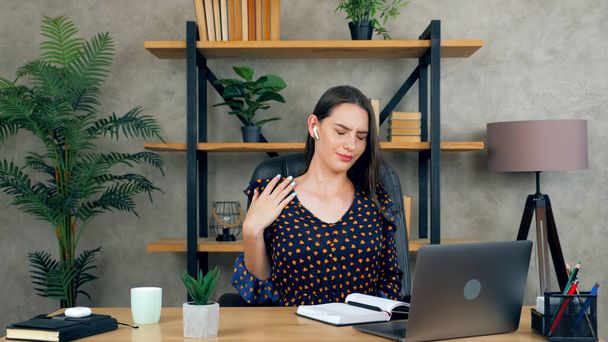 Frau beim Aufwärmen dehnt Körper reibt verspannte Muskeln nach langer Arbeit am Laptop - Foto, Bild