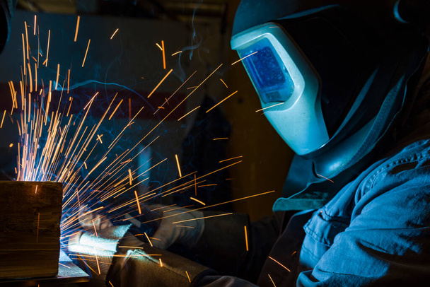 El soldador es metal de soldadura, erigiendo acero técnico Soldador de acero industrial en fábrica técnica, - Foto, Imagen