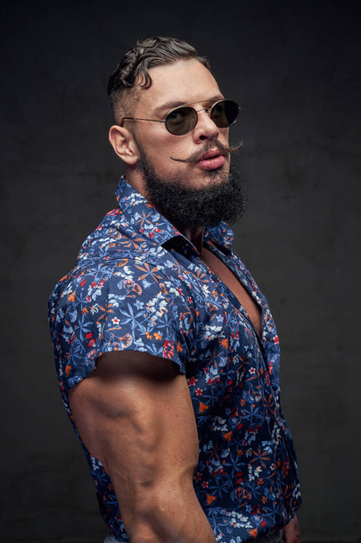 Fashionable macho with beard posing in gray background - 写真・画像