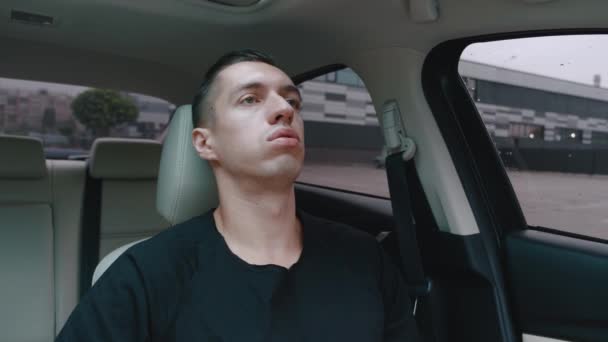 Πορτρέτο του καταθλιπτικού άνδρα που κάθεται σε ένα αυτοκίνητο στη θέση του οδηγού. Βαρετός άνδρας οδηγός υπερφορτωμένος - Πλάνα, βίντεο