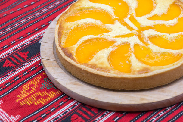 вкусный персиковый пирог на белой тарелке - Фото, изображение