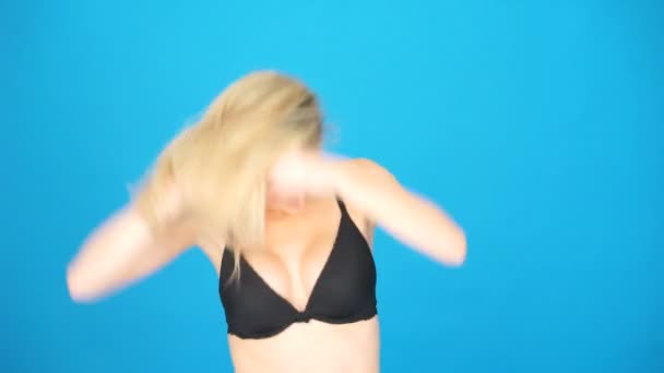 Mulher loira sexy usando sutiã preto no azul
 - Filmagem, Vídeo
