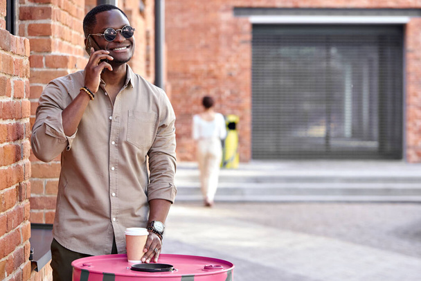 modern handsome man talk on phone while walking - Foto, Bild