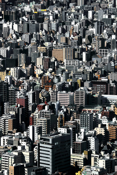 大小さまざまなマンションがひしめき合う旧市街東京の街並み - 写真・画像