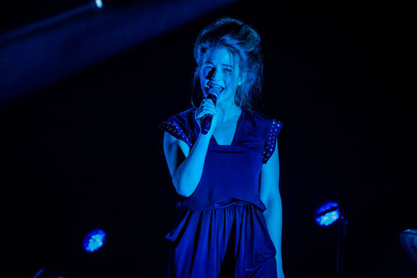 Selah Sue esibendosi sul palco durante il festival musicale - Foto, immagini