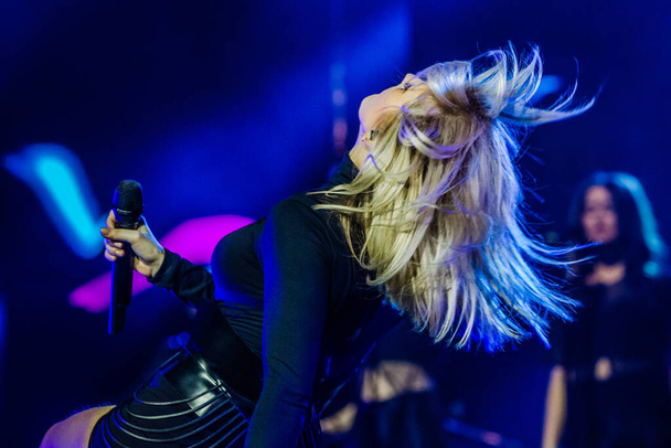 Ellie Goulding se produisant sur scène pendant le festival de musique - Photo, image