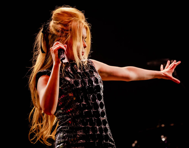 Paloma Faith esiintymässä lavalla musiikkifestivaalin aikana - Valokuva, kuva