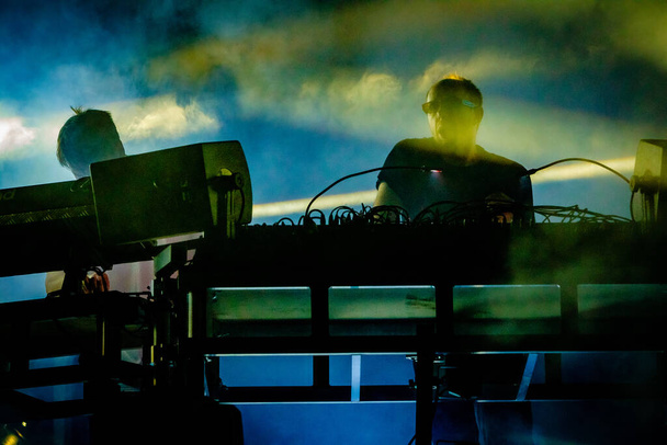 Chemical Brothers występujący na scenie podczas festiwalu muzycznego - Zdjęcie, obraz