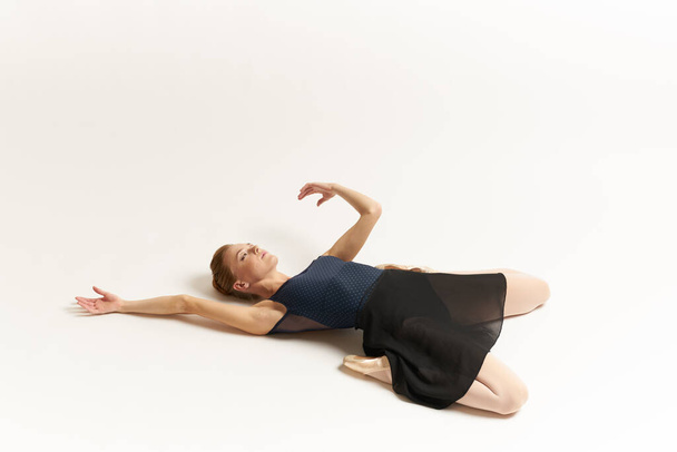 Балерина в точкових туфлях і в туту на світлофовому танцювальному майданчику Правильне положення тонкої фігури ніг  - Фото, зображення