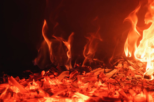 Close-up de chamas vermelhas a arder na lareira. Chamas românticas e hipnotizantes. - Foto, Imagem