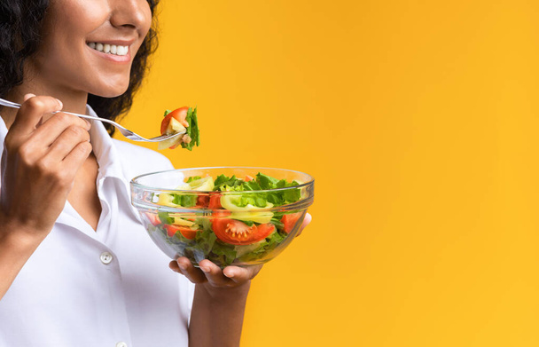 Alimentación Saludable. Mujer joven sosteniendo el tazón con ensalada de verduras frescas, imagen recortada - Foto, Imagen