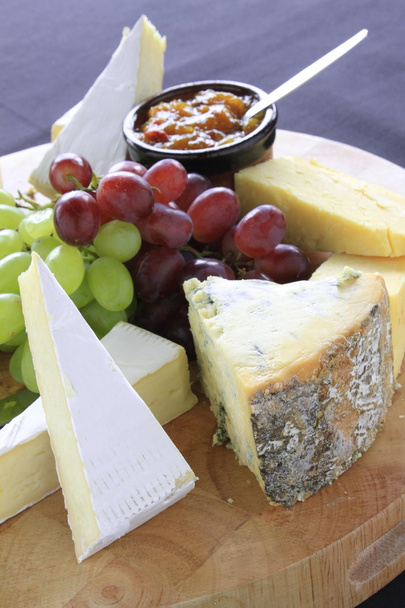 Selección de queso en bandeja
 - Foto, imagen
