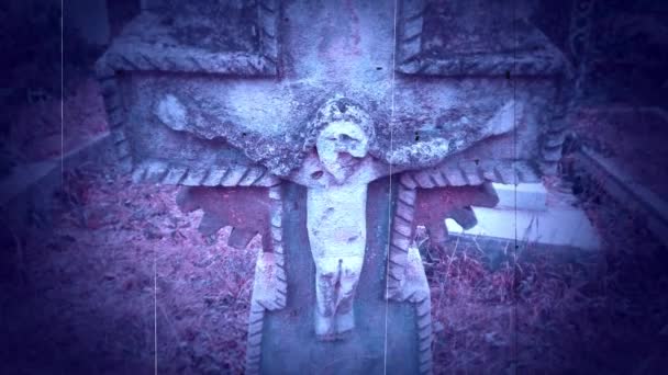 oud stenen kruis op een oud graf - Video