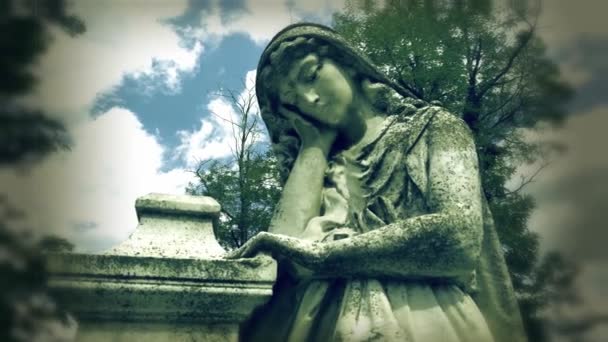 Figura de um anjo orante. Uma estátua de pedra muito antiga. A morte. Anjo triste como símbolo de dor, medo e fim da vida.  - Filmagem, Vídeo