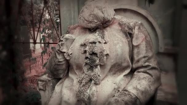 Kafası olmayan dua eden bir kadının antik mimari mezar taşı. korku için arkaplan - Video, Çekim