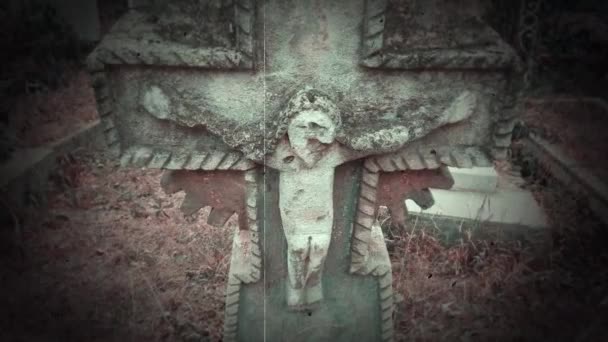 cruz de pedra antiga em uma sepultura velha - Filmagem, Vídeo