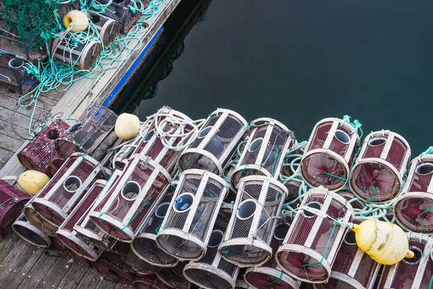Pentole da pesca bollite dall'alto sul molo - Foto, immagini