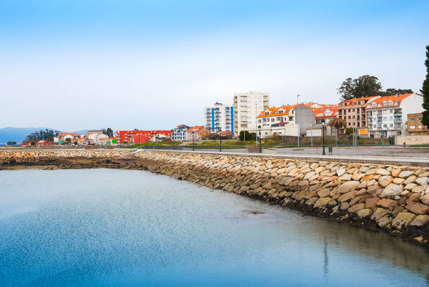 Bâtiments et promenade sur le front de mer de Vilanova de Arousa - Photo, image