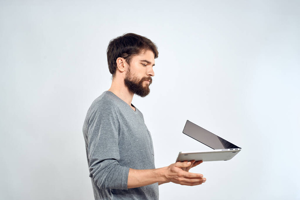 Емоційний чоловік тримає успіх ноутбука сучасний стиль роботи світлого фону
 - Фото, зображення